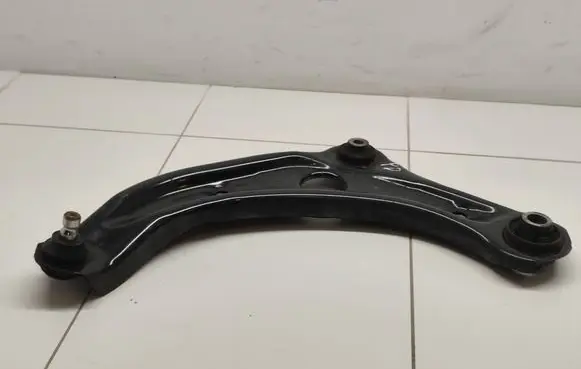 Nissan Micra K14 Front lower control arm/wishbone 823726