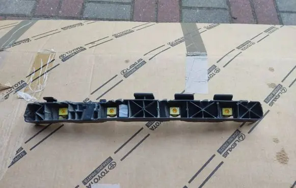 Rear bumper mounting bracket