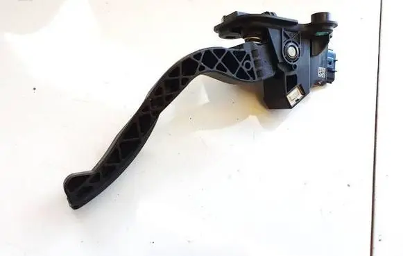Accelerator throttle pedal