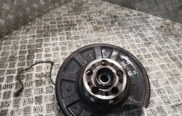 Mercedes-Benz E W212 Rear wheel hub 2123502208 A2123502208