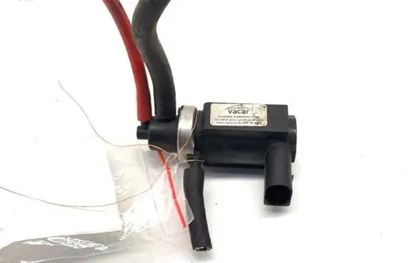 Audi A4 S4 B6 8E 8H Fuel pressure regulator 8E0906628