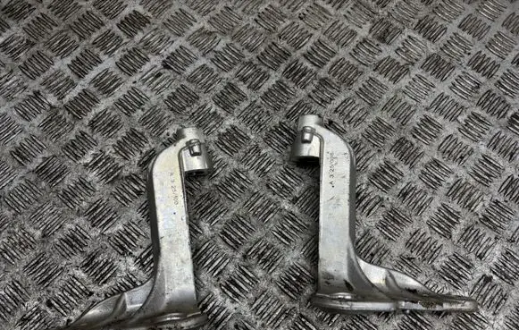 Engine mounting bracket