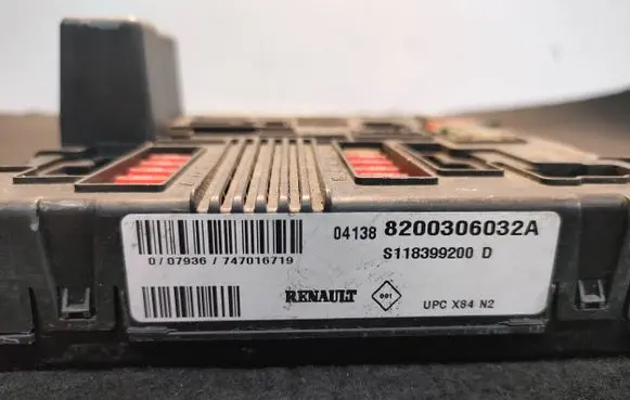 Renault Megane II Fuse module 8200306032A S118399200D 04138820