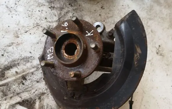 Mazda 3 II Front wheel hub