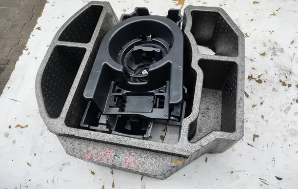Peugeot 208 I Trunk sound insulation 