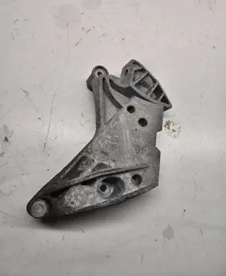 Engine mounting bracket