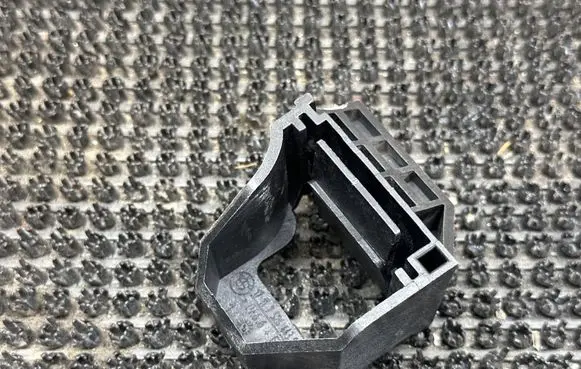 BMW 1 E81 E87 Radiator mount bracket 7526443