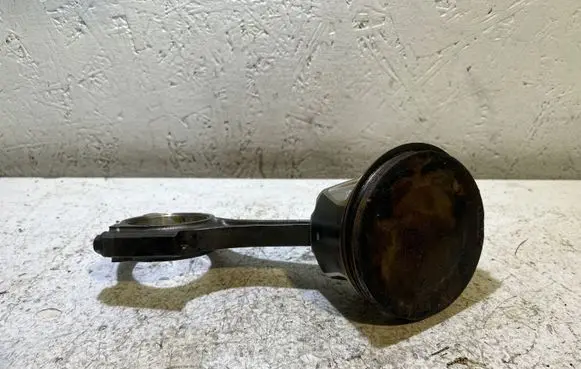 Dodge Challenger Piston with connecting rod