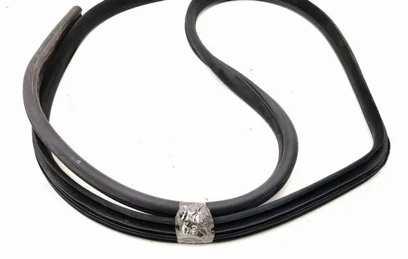 Maserati Quattroporte Front door rubber seal 
