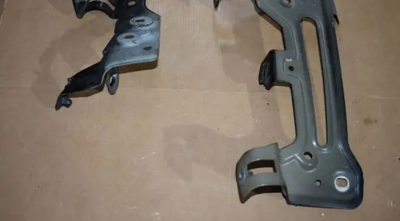 Porsche Cayenne (9Y0 9Y3) Fender mounting bracket