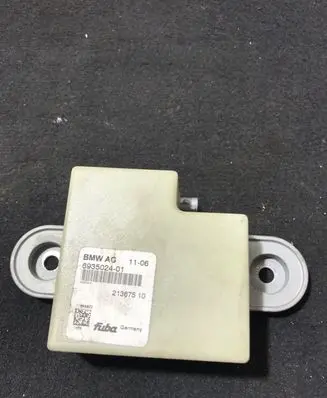 BMW 5 E60 E61 Antenna control unit 6935024