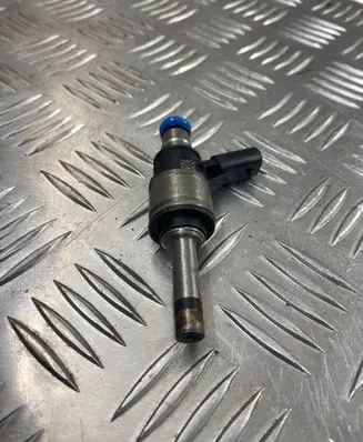 Audi Q7 4M Fuel injector 06E095A