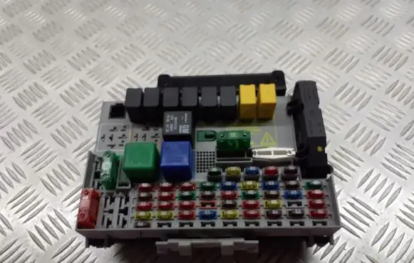 Opel Zafira A Fuse box cover 24412497