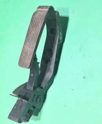 Mercedes-Benz C W203 Accelerator throttle pedal A2033000104