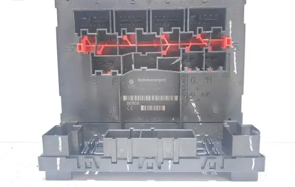 Volkswagen Golf V Fuse module 3C8937049E