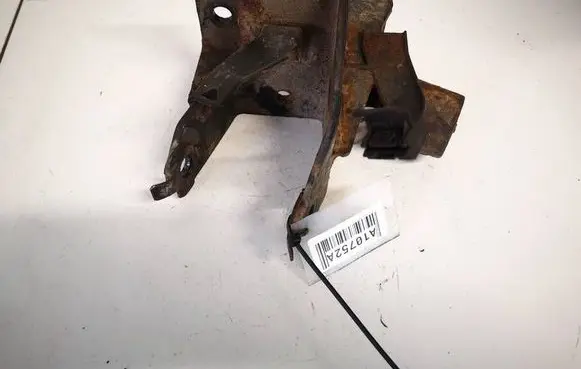 Toyota Yaris Engine mounting bracket 