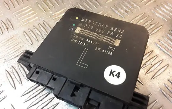 Mercedes-Benz E W210 Door control unit/module 2108203526 A2108203526