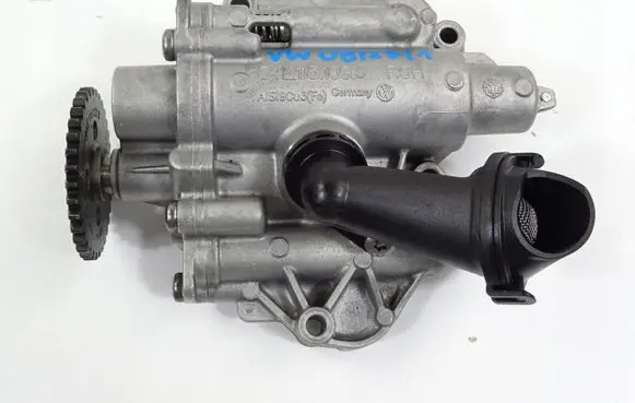 Volkswagen Golf VII Oil pump 04E115109S