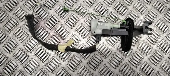 Volvo V70 Fuel tank cap lock motor 86113136