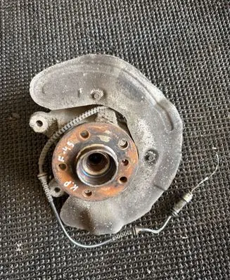BMW 2 F45 Front wheel hub 6876645