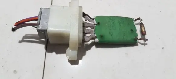 Ford Fiesta Heater blower motor/fan resistor 120908 1R12KR29K