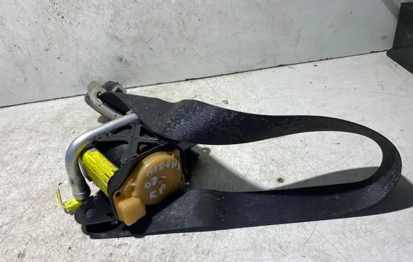 Toyota Avensis T250 Front seatbelt