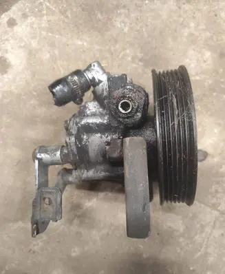 BMW 5 E39 Power steering pump 1740858 61289 2108226