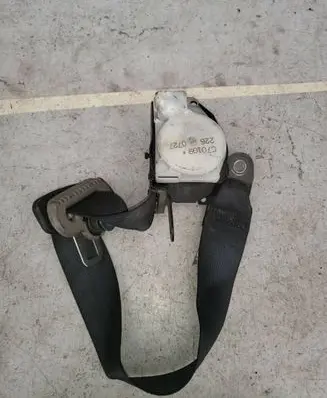 Mitsubishi L200 Rear seatbelt C70109