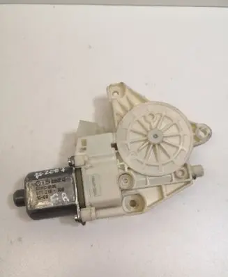 Mercedes-Benz C W204 Front door window regulator motor A2048200242