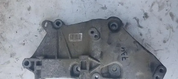 Renault Megane III Generator/alternator bracket 8200100148