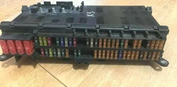 BMW X5 E53 Fuse box set 8380407 8384525