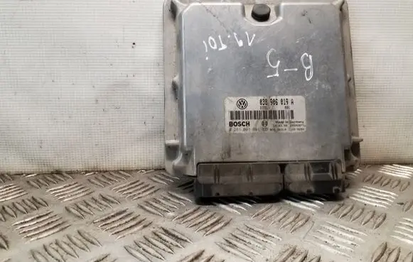 Volkswagen PASSAT B5 Engine control unit/module 038906019A 0281001691