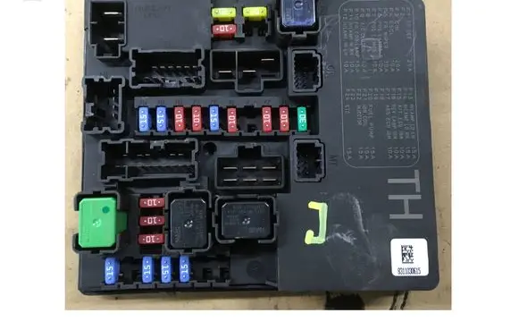 Nissan Juke I F15 Fuse module 284B71TX2A