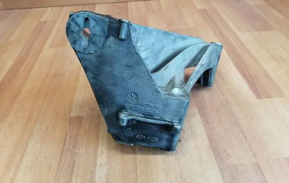 Volkswagen Touareg I Engine mounting bracket 070199307A AGR4135 070199307B