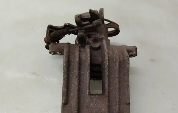 Volkswagen PASSAT B5 Rear brake caliper 