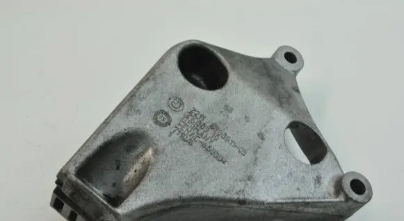 Engine mounting bracket