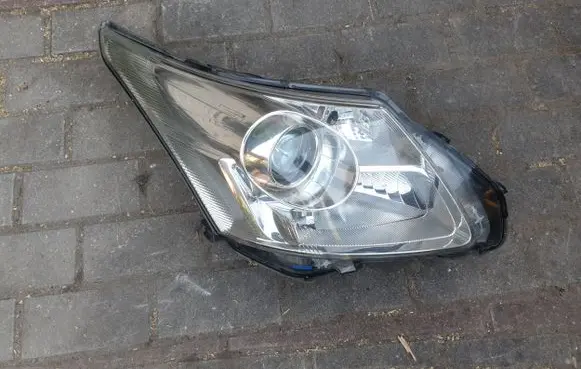 Toyota Avensis T270 Headlight/headlamp 8113005310