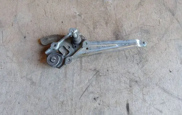 Rear door manual window regulator