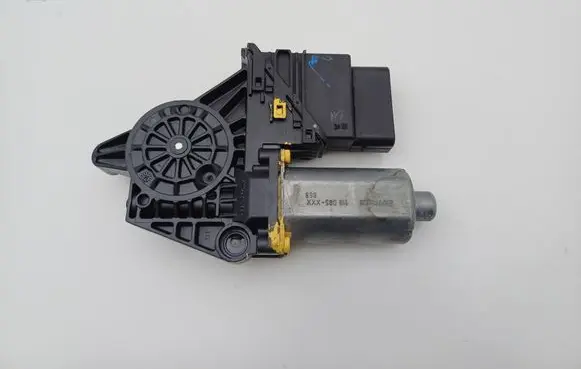 Volkswagen PASSAT B5 Rear door window regulator motor 0130821697 101439202