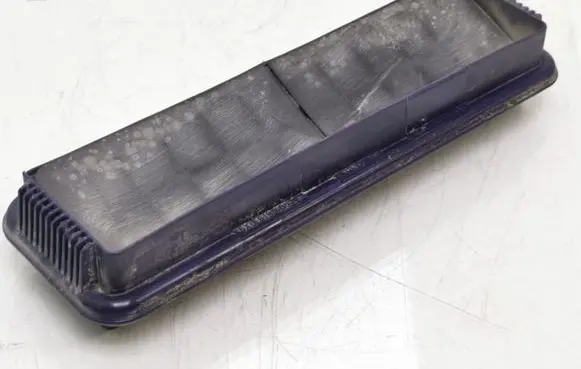 Quarter panel pressure vent