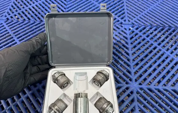 Toyota C-HR I Anti-theft wheel nuts and lock 