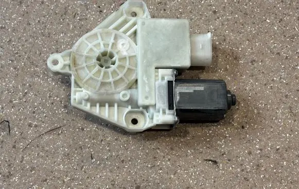 BMW M5 F90 Front door window regulator motor 7455082