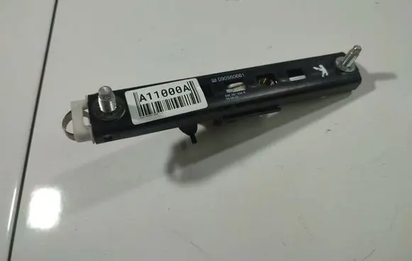 Opel Zafira A Seat belt adjustment rail GM09056066