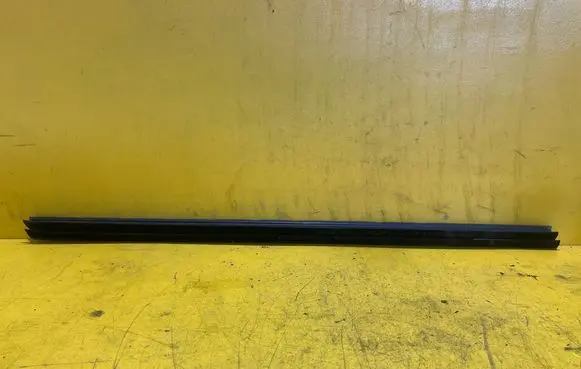 Peugeot 308 SW Rear door windshield rail 