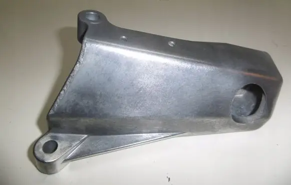 Volvo XC90 Engine mounting bracket 8683730