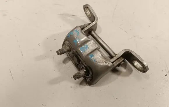 Nissan Qashqai+2 Rear door lower hinge ES03