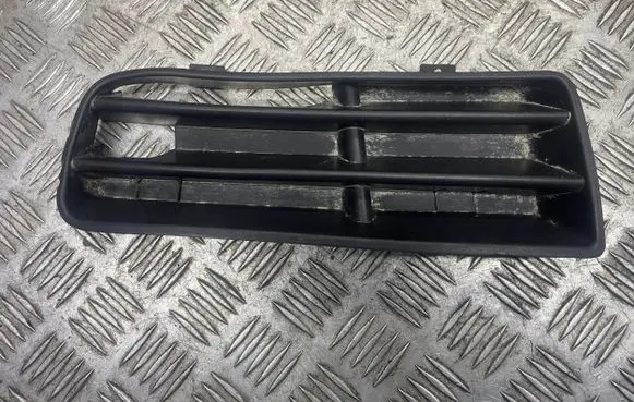Volkswagen Golf IV Front bumper lower grill 242510
