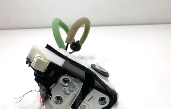 Mazda 3 Front door lock J15B116