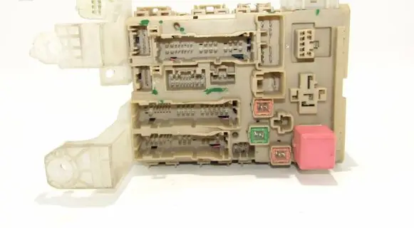 Toyota Avensis T270 Fuse module 8273005680