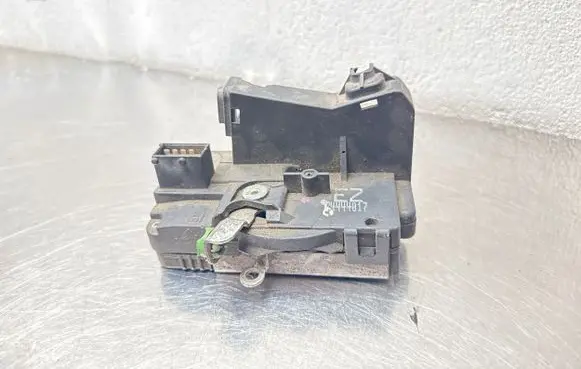 Opel Zafira A Front door lock 24444017